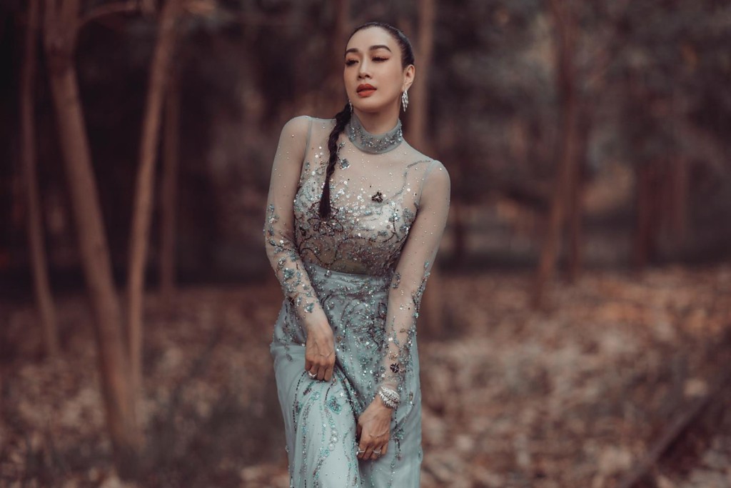 鍾麗緹身材勻稱，擁有完美曲線。